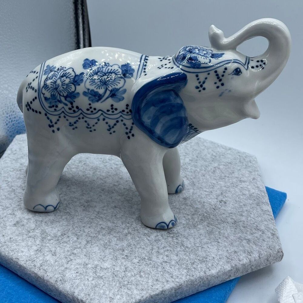 Vintage ceramic elephant figurine blue white floral - Picture 5 of 9